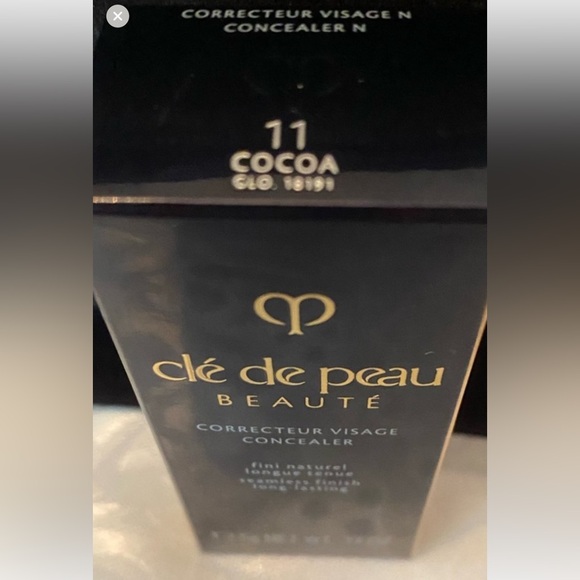 Cle de Peau in 11 Cocoa - Picture 4 of 4
